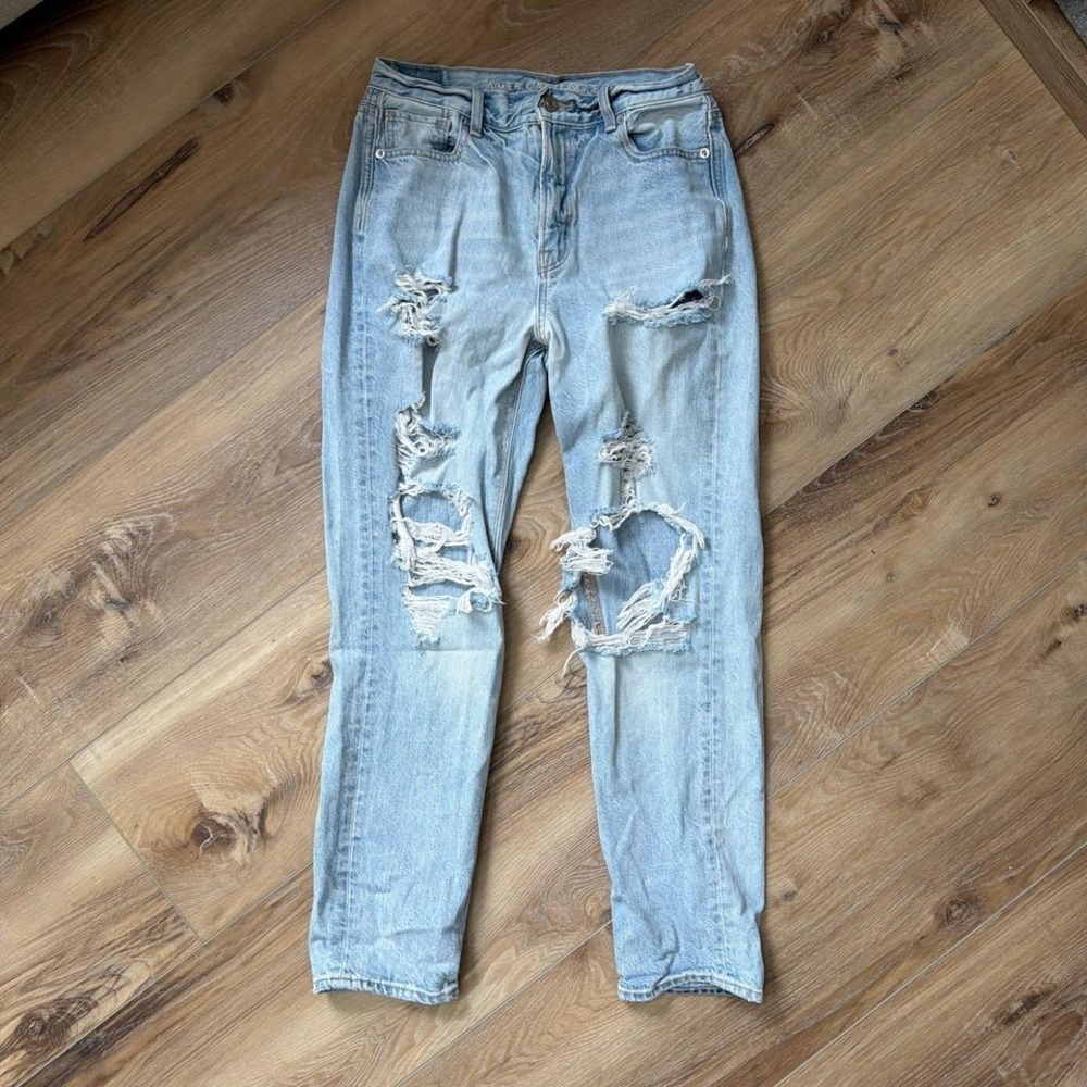 American Eagle Mom Jean Size 4 Light Wash Strigid Distressed High Rise Y2K Denim